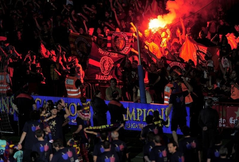 Hiljade ljudi na ulicama glavnog katalonskog grada proslavile su u petak treći uzastopni naslov &scaron;panskog prvaka svojih miljenika - nogometa&scaron;a Barcelone