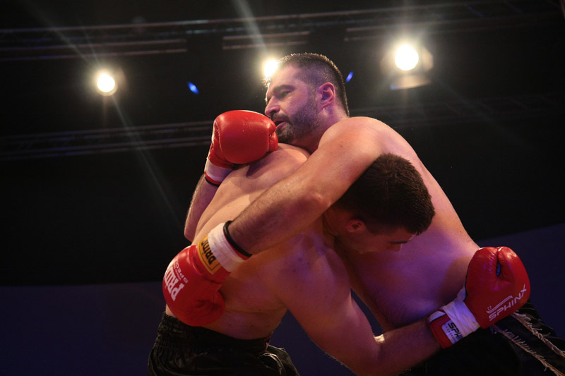 Bosanskohercegovački borac Adnan Redžović odbranio je titulu svjetskog prvaka u kick boxu u super te&scaron;koj kategoriji po K-1 pravilima u WKA veriziji/ Foto: DEPO PORTAL