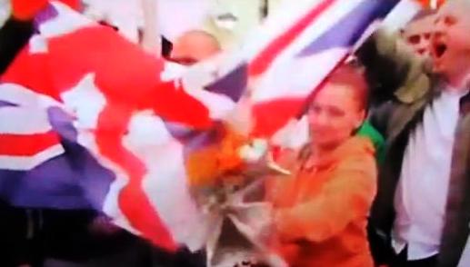 irska-demonstranti-zastava