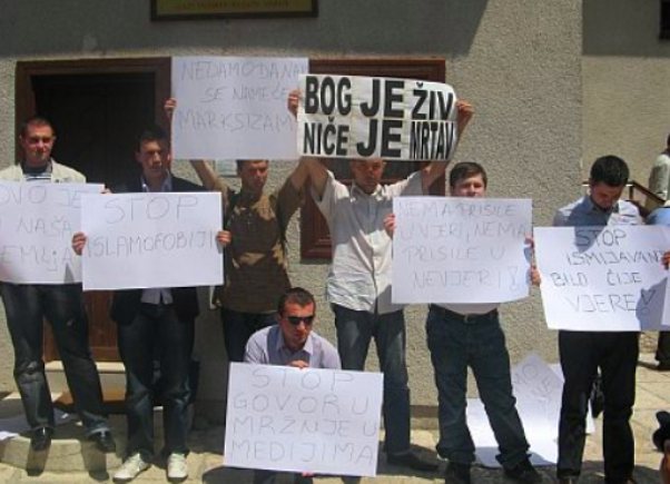 protest pred dzamijom protest pred dzamijom