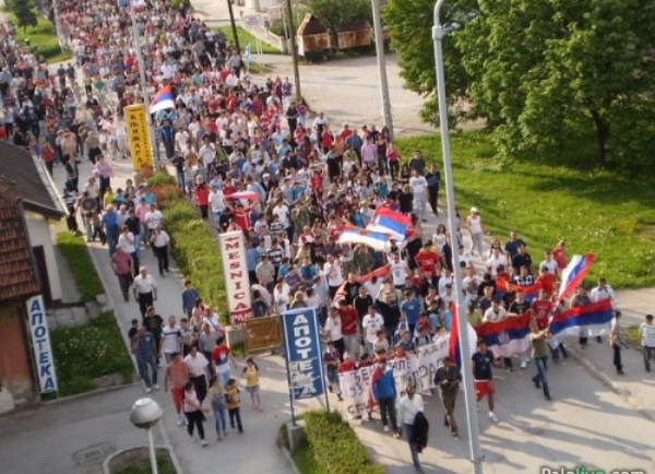 Na ulicama Istočnog Sarajeva okupilo se vi&scaron;e od 500 osoba, na Palama nekoliko hiljada