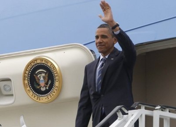 Barack Obama izlazi iz aviona