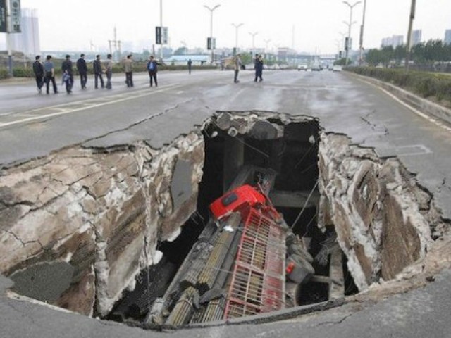 Cesta progutala kamion, FOTO: Reuters