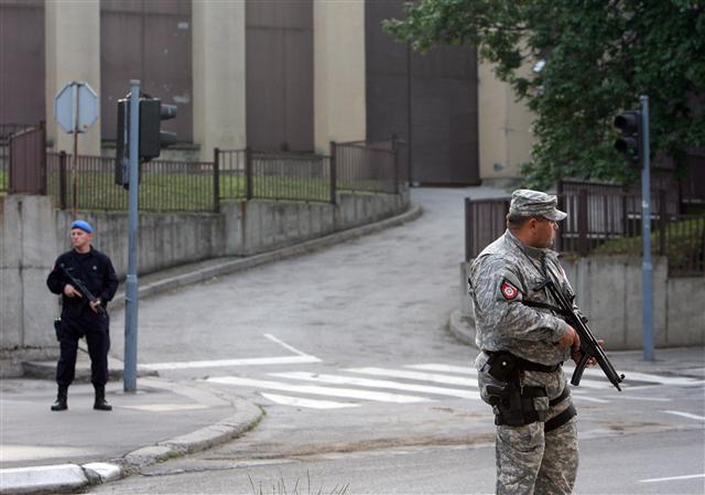 pripreme za izručenje mladića u Hag/FOTO: TANJUG