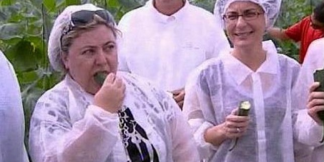&Scaron;panska ministrica poljoprivrede jede krastavac