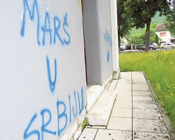 Uvredljiv grafit na crkvi u Blažuju, FOTO: Politika