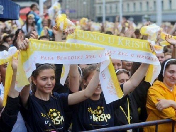 Mladi dočekali Papu