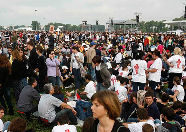 Vjernici dočekuju Papu na hipodromu