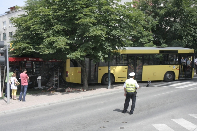  Autobus GRAS-a koji je saobraćao na relaciji Dom Armije-Breka jutros je u Bolničkoj ulici, kod Medicinskog fakulteta, iz jo&scaron; neutvrđenih razloga, vožnjom unazad sletio s ceste na trotoar