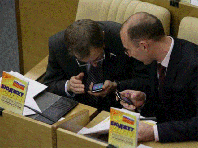 politicari telefoniraju/ FOTO: S MEDIA