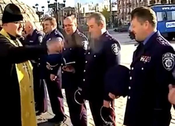 svestenik osvestava policajce svestenik osvestava policajce