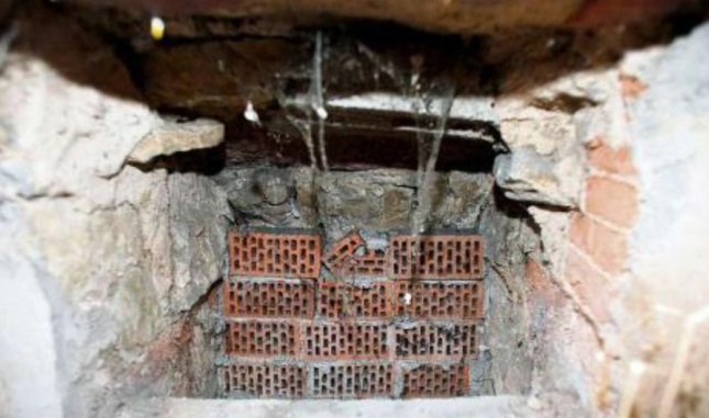 ulaz u podrum u kojem su držali zarobljenu djevojku