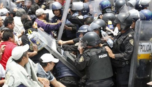 Meksiko rulja i policija (REUTERS)