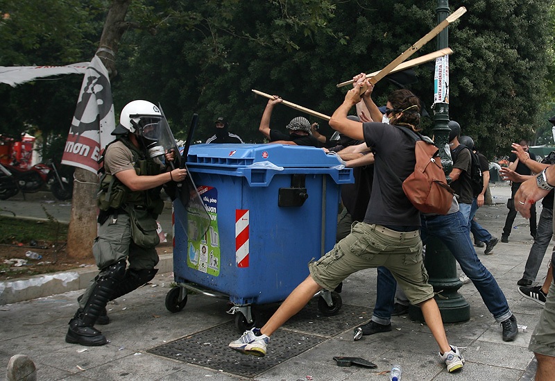 Deseci hiljada demonstranata poku&scaron;avaju probiti barikade koje je policija postavila kako bi ih spriječila da dođu do grčkog Parlamenta gdje je u toku rasprava o novim, o&scaron;trim mjerama &scaron;tednje 