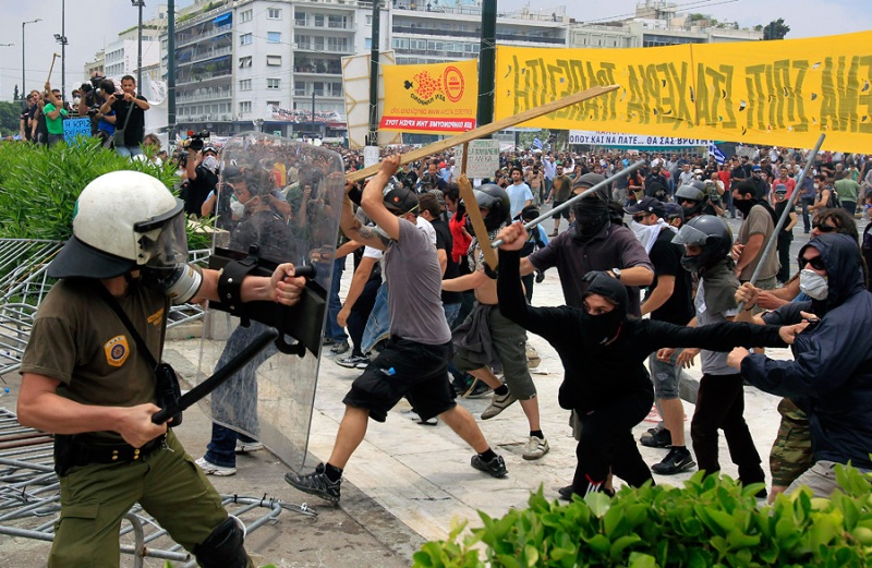 Deseci hiljada demonstranata poku&scaron;avaju probiti barikade koje je policija postavila kako bi ih spriječila da dođu do grčkog Parlamenta gdje je u toku rasprava o novim, o&scaron;trim mjerama &scaron;tednje 
