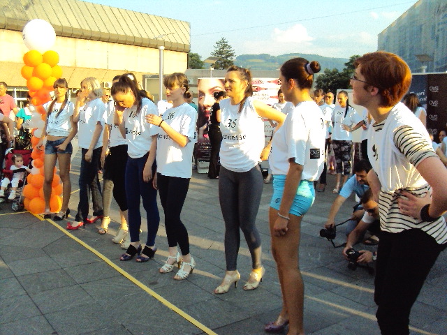 Trka na štiklama u Banjaluci (FOTO: BLIN) Trka na štiklama u Banjaluci (FOTO: BLIN)