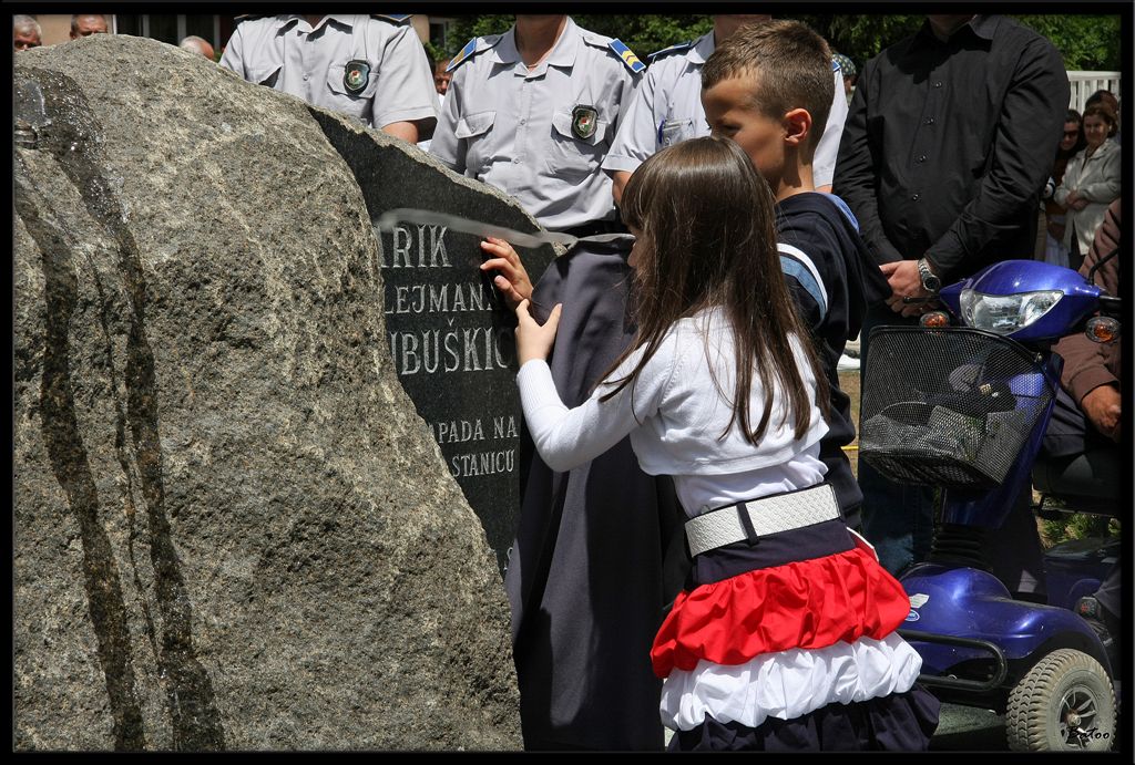 Otkrivanje spomen-ploče Tariku Ljubuškiću u Bugojnu Otkrivanje spomen-ploče Tariku Ljubuškiću u Bugojnu