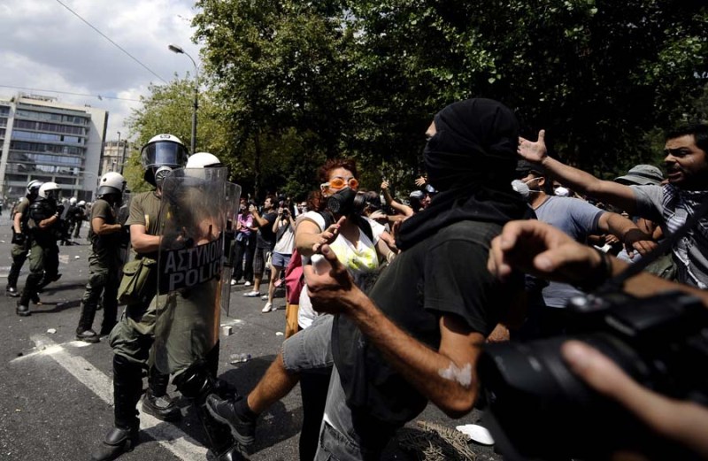 Atina je potpuno paralisana zbog demonstracija, a zabilježeni su i sporadični okr&scaron;aji između demonstranata i policije 