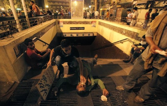 Sukob policije i demonstranata na kairskom trgu Tahrir Sukob policije i demonstranata na kairskom trgu Tahrir