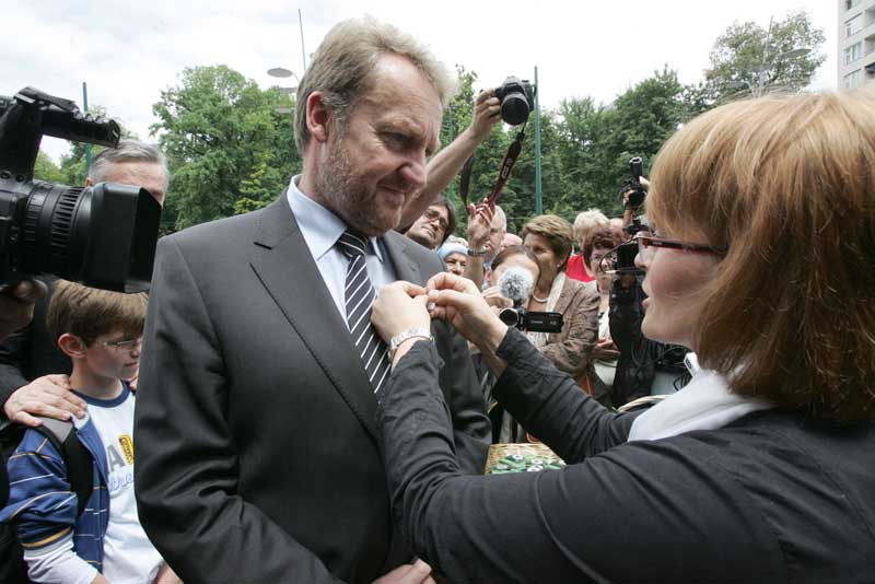 Organizatori događaja poručili su da cvjetić treba nositi 9.10. i 11. jula, sačuvati ga i nositi kad god srce i du&scaron;a osjete da su uz ubijene žrtve i preživjele srebreničkog genocida iz jula 1995. godine./ Foto: DEPO PORTAL