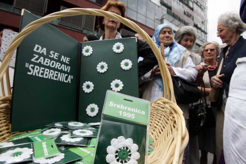 Organizatori događaja poručili su da cvjetić treba nositi 9.10. i 11. jula, sačuvati ga i nositi kad god srce i du&scaron;a osjete da su uz ubijene žrtve i preživjele srebreničkog genocida iz jula 1995. godine./ Foto: DEPO PORTAL