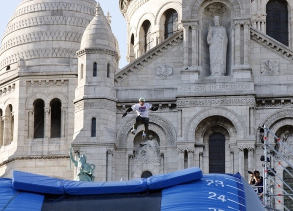 Taig Khris - skok s crkve