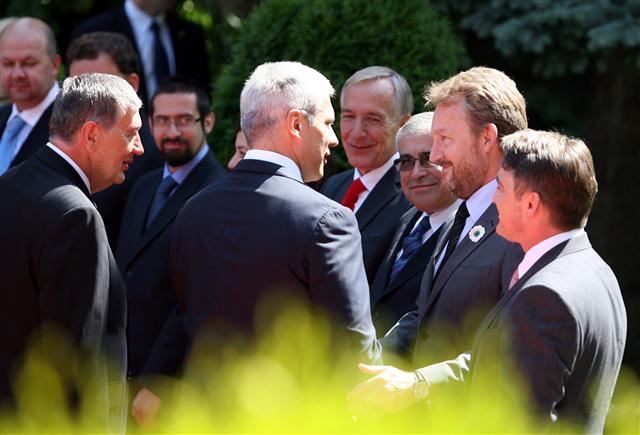 Boris Tadić s članovima Predsjedni&scaron;tva BiH u rezidenciji Konak