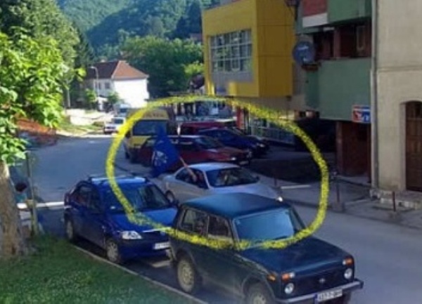 Srebrenica - Milorad Stanojević sa četničkom zastavom