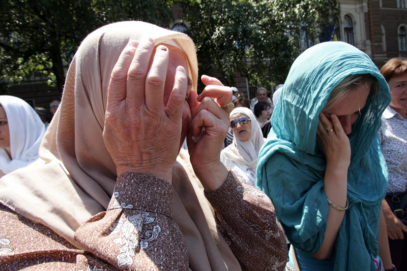 Kolonu vozila sa 613 tabuta iz Visokog je ispratilo više hiljada članova rodbine ubijenih, građana, vjerskih dostojanstvenika i poštovalaca/ Foto: DEPO PORTAL Kolonu vozila sa 613 tabuta iz Visokog je ispratilo više hiljada članova rodbine ubijenih, građana, vjerskih dostojanstvenika i poštovalaca/ Foto: DEPO PORTAL
