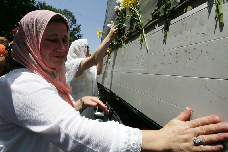 Kolonu vozila sa 613 tabuta iz Visokog je ispratilo vi&scaron;e hiljada članova rodbine ubijenih, građana, vjerskih dostojanstvenika i po&scaron;tovalaca/ Foto: DEPO PORTAL