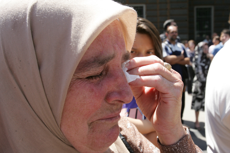 Kolonu vozila sa 613 tabuta iz Visokog je ispratilo vi&scaron;e hiljada članova rodbine ubijenih, građana, vjerskih dostojanstvenika i po&scaron;tovalaca/ Foto: DEPO PORTAL