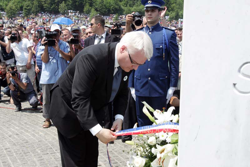 Dženaza i ukop identificiranih žrtava u Potočarima, kojoj je prisustvovalo vi&scaron;e desetina hiljada ljudi, zavr&scaron;eni su pu&scaron;tanjem golubova u spomen žrtvama genocida nad Bo&scaron;njacima 