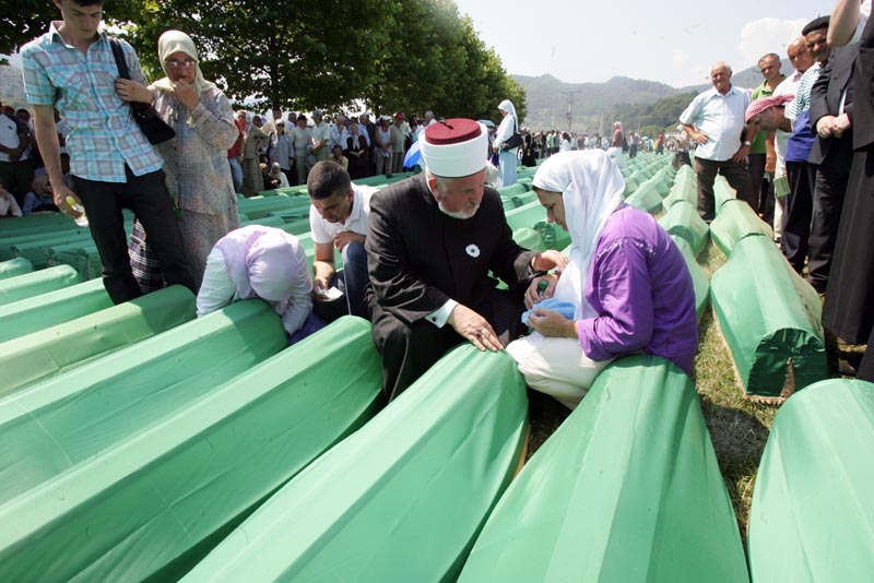 Dženaza i ukop identificiranih žrtava u Potočarima, kojoj je prisustvovalo vi&scaron;e desetina hiljada ljudi, zavr&scaron;eni su pu&scaron;tanjem golubova u spomen žrtvama genocida nad Bo&scaron;njacima 