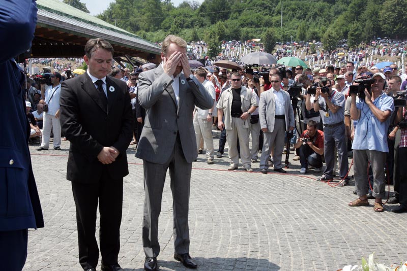 Dženaza i ukop identificiranih žrtava u Potočarima, kojoj je prisustvovalo vi&scaron;e desetina hiljada ljudi, zavr&scaron;eni su pu&scaron;tanjem golubova u spomen žrtvama genocida nad Bo&scaron;njacima 