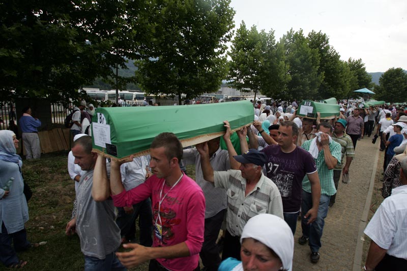 Dženaza i ukop identificiranih žrtava u Potočarima, kojoj je prisustvovalo vi&scaron;e desetina hiljada ljudi, zavr&scaron;eni su pu&scaron;tanjem golubova u spomen žrtvama genocida nad Bo&scaron;njacima 