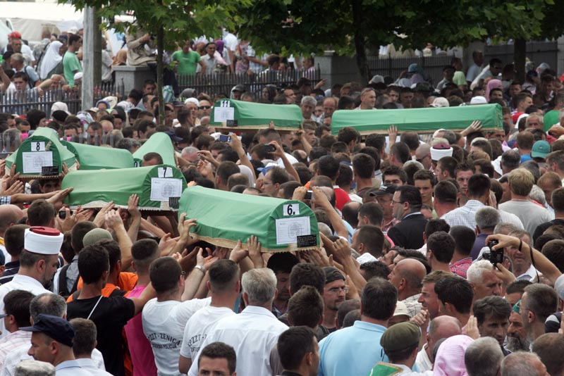 Dženaza i ukop identificiranih žrtava u Potočarima, kojoj je prisustvovalo vi&scaron;e desetina hiljada ljudi, zavr&scaron;eni su pu&scaron;tanjem golubova u spomen žrtvama genocida nad Bo&scaron;njacima 