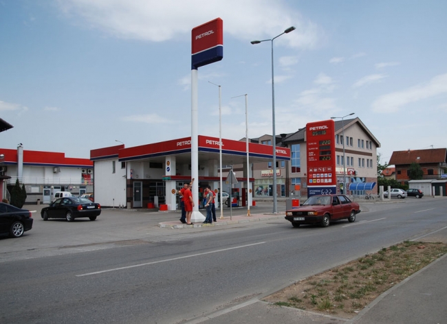 djevojka se bacila pod autobus