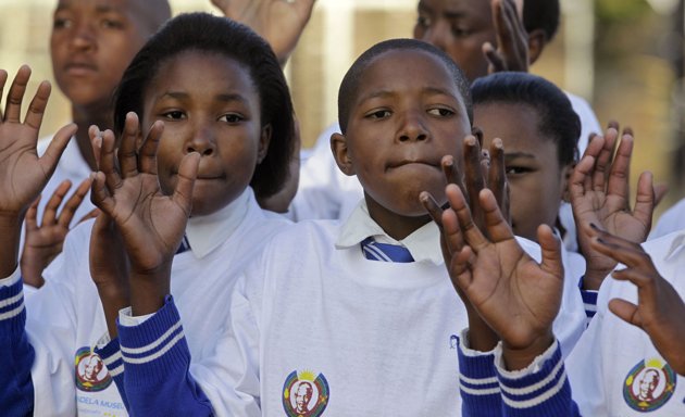 Djeca pjevaju 'Sretan rođendan' Nelsonu Mandeli