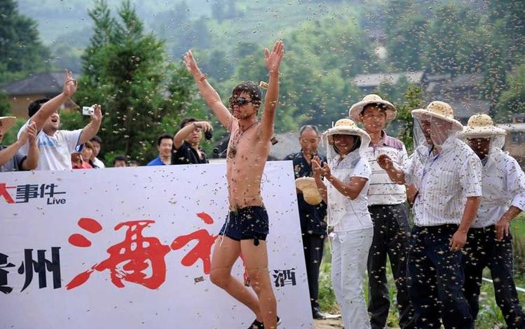 čovjek pokriven pčelama