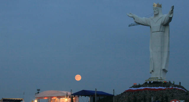 spomenik isus u poljskoj