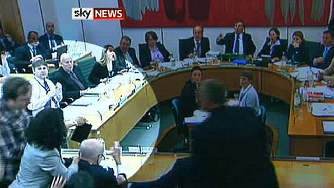 napadnut rupert murdoch