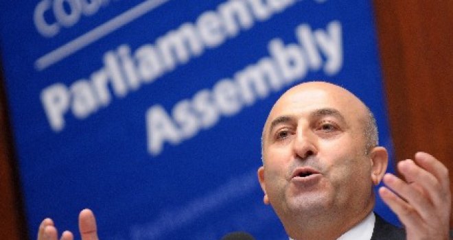 Cavusoglu: Turska  traži izručenje sedam oficira koji su sletjeli u Grčku