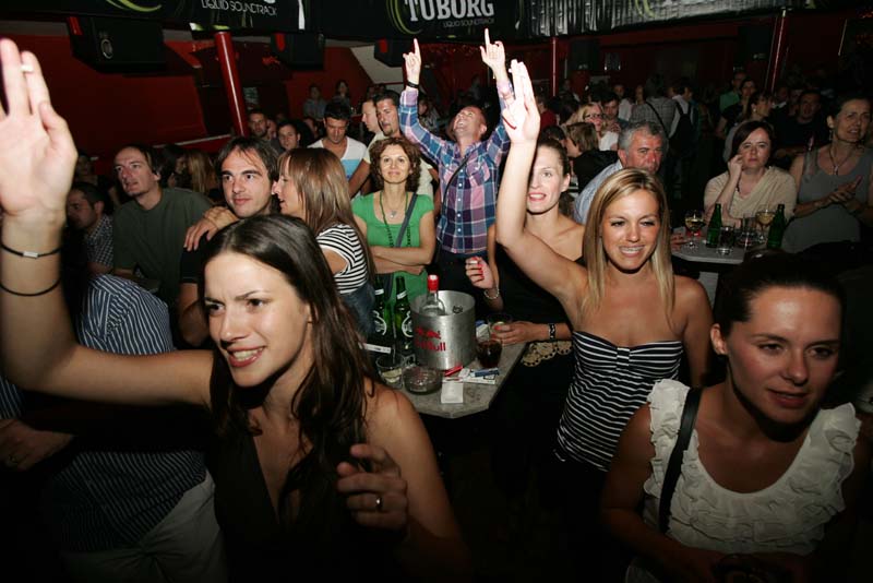 Tradicionalni vatromet u 'Konaku', 2 Cellos i Gruhak sinoć otvorili sezonu partyja