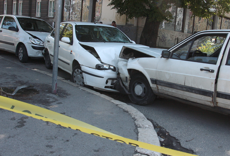 U blizini Careve džamije u Sarajevu danas se oko 11 sati dogodila saobraćajna nesreća u kojoj su povrijeđena tri pje&scaron;aka te o&scaron;tećeno nekoliko parkiranih vozila/ Foto: DEPO PORTAL