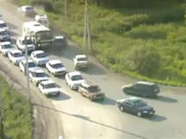 Pogledajte pomahnitalog vozača autobusa 