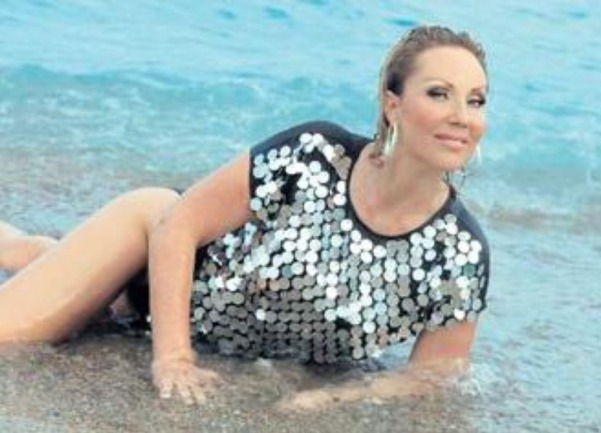 Lepa Brena pozira u plićaku Lepa Brena pozira u plićaku