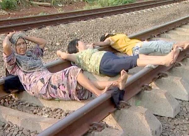 Jakarta - leže na tračnicama kako bi se izliječili