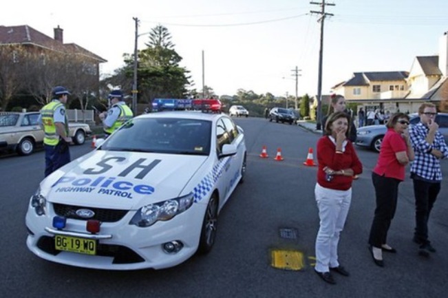 Sidnej - tinejdžerka s bombom okovratnikom Sidnej - tinejdžerka s bombom okovratnikom