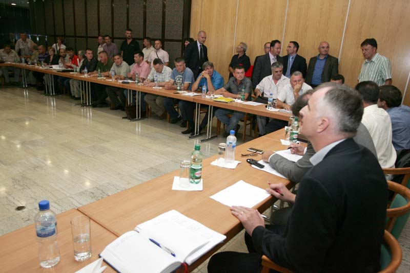 Sastanak poljoprivrednika sa Jerkom Lijanovićem i Nerminom Nik&scaron;ićem