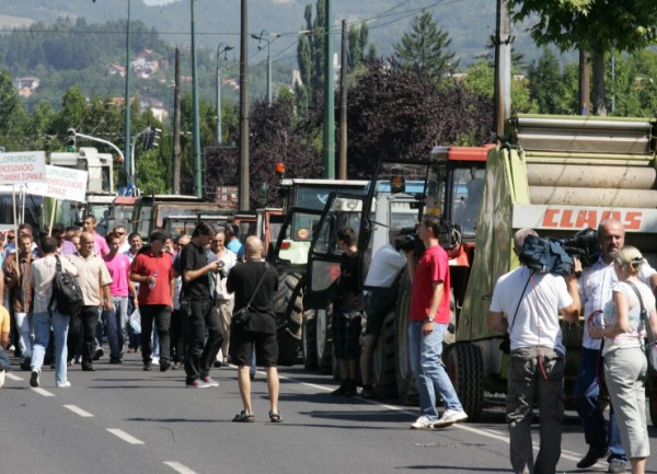 Poljoprivrednici iz FBiH pred zgradom federalne Vlade naslovna Poljoprivrednici iz FBiH pred zgradom federalne Vlade naslovna